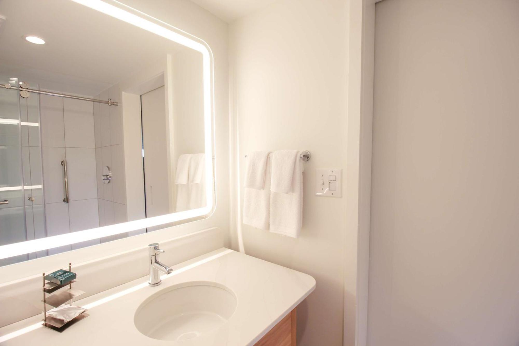 Doubletree By Hilton Clarksville Riverview 외부 사진
